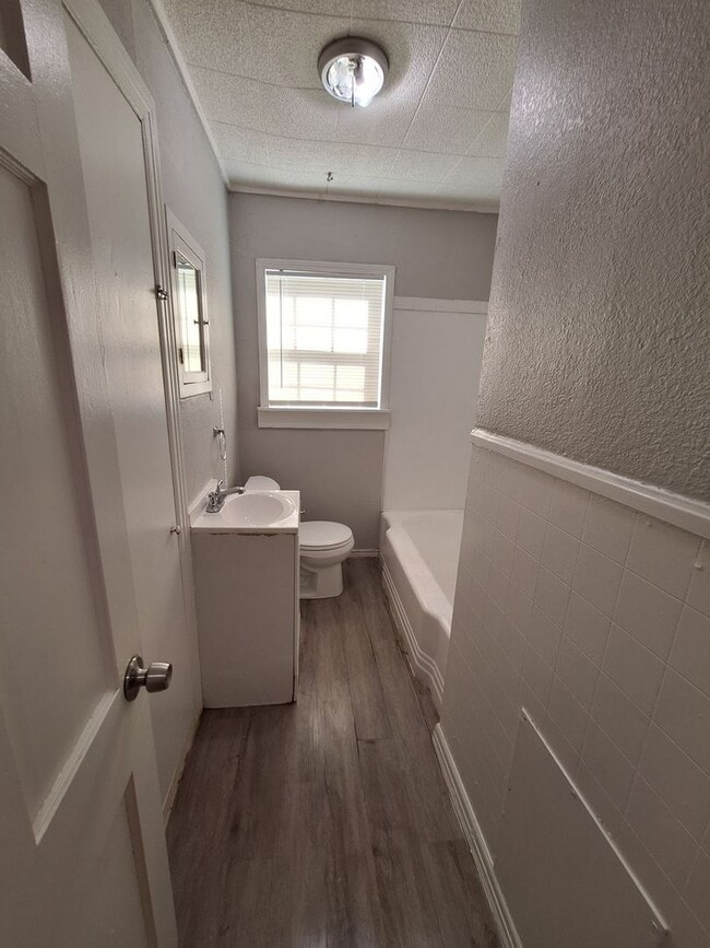 Building Photo - 2 bedroom, 1 bath