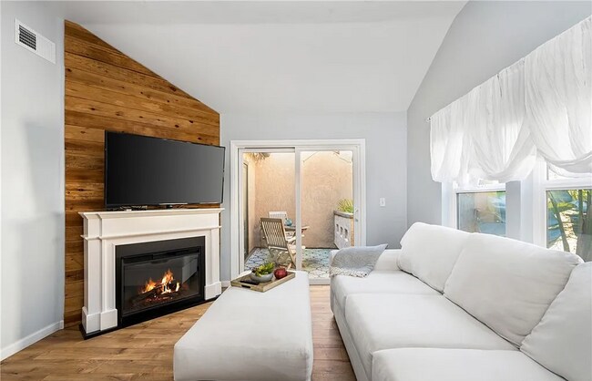 Building Photo - This beautiful, spacious 1-bedroom upper l...