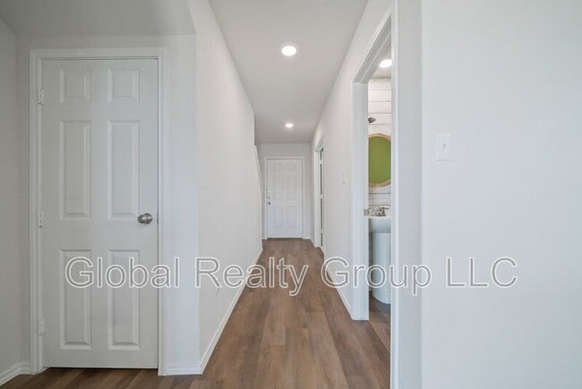 Building Photo - 535 Wild Olive Wy