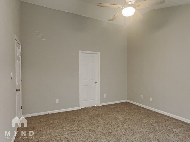 Building Photo - 3708 Oakwood Manor