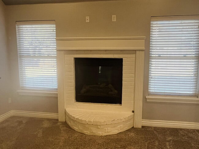 Building Photo - Charming 4-Bed, 2-Bath Home in Yukon - Gated Community in Mustang Public School District!