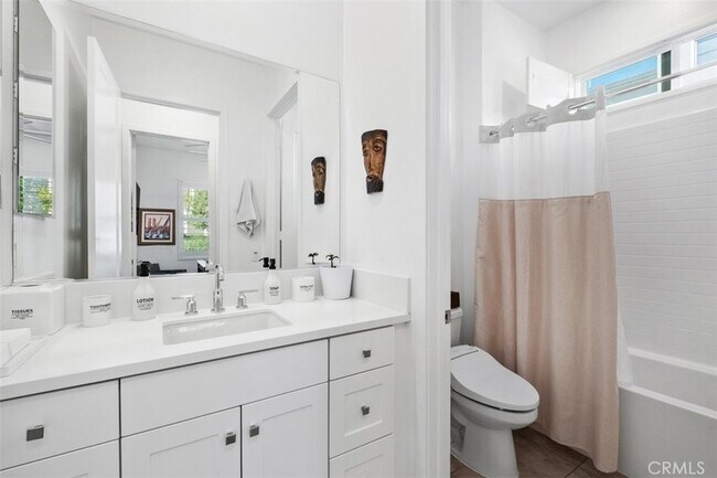 Building Photo - 124 Sculpture