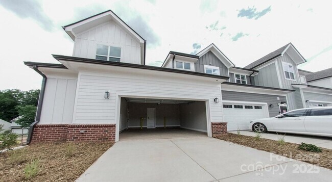 Building Photo - 17014 Fairmount Way