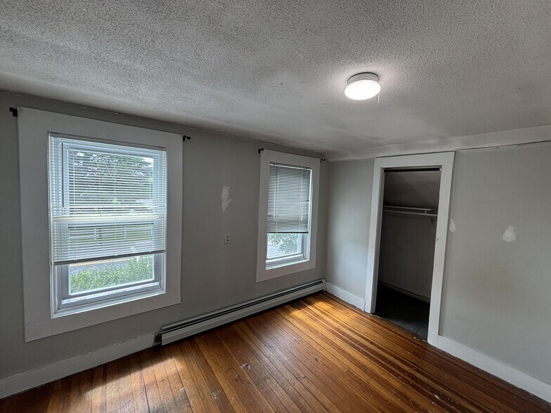 Building Photo - 69 Meadow St