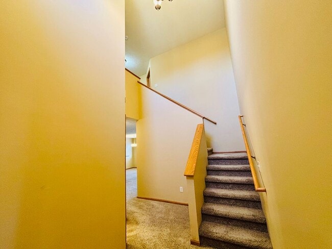 Building Photo - Beautiful Townhouse in Elkhorn School District