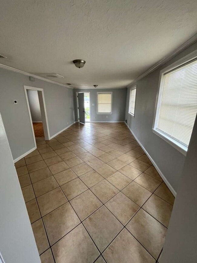 Building Photo - Beautiful 2 bedroom 1 bathroom Single Family House!