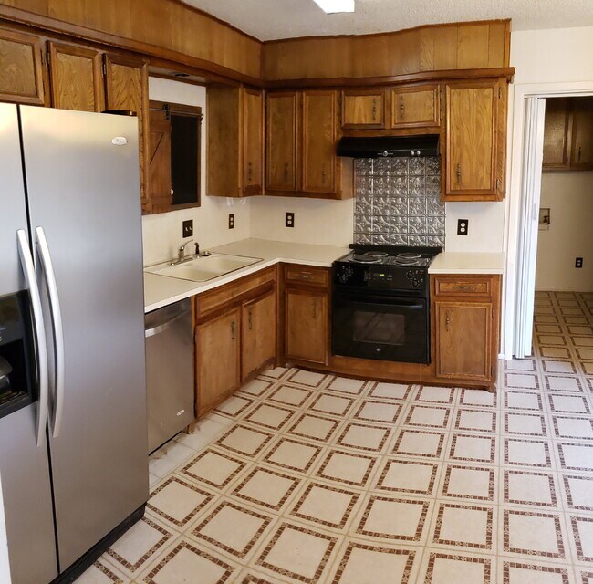 Building Photo - Location Location. 3/2/2 Adorable Home