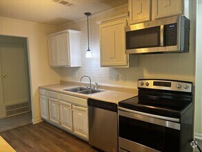 Building Photo - 3 Bedroom 2 Bath