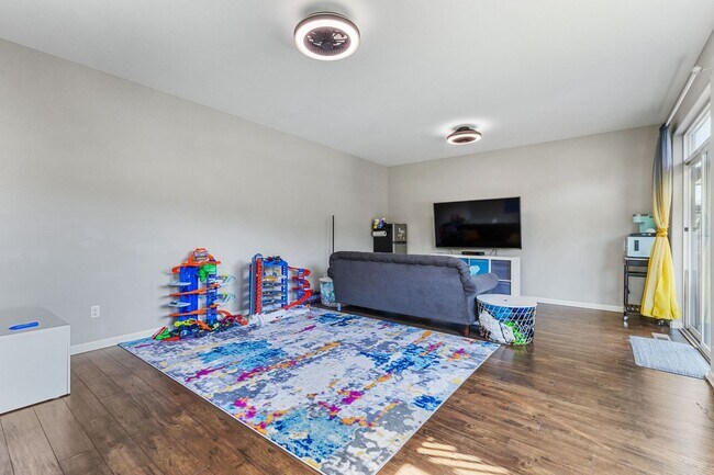 Building Photo - 5-bed, 3-bath Home in Scenic West Salem