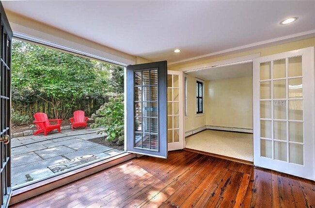 Building Photo - 135 Williams St