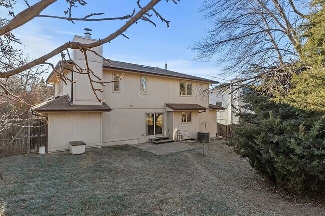 Building Photo - Spacious Harvey Oaks 4-bedroom home with classic charm and modern updates