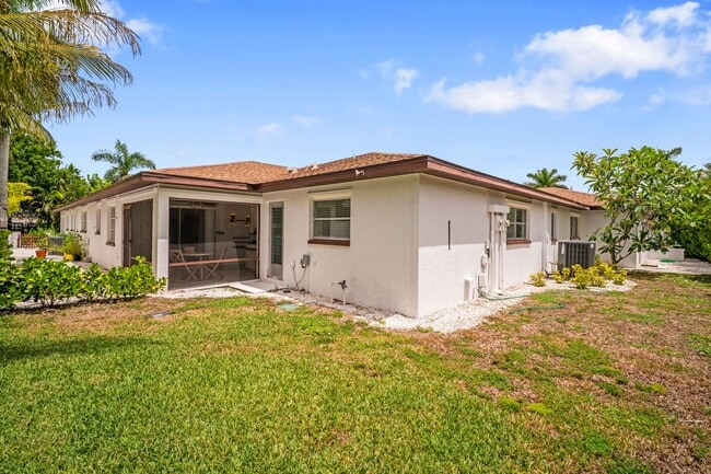 Building Photo - Annual Pool Home in The Moorings!