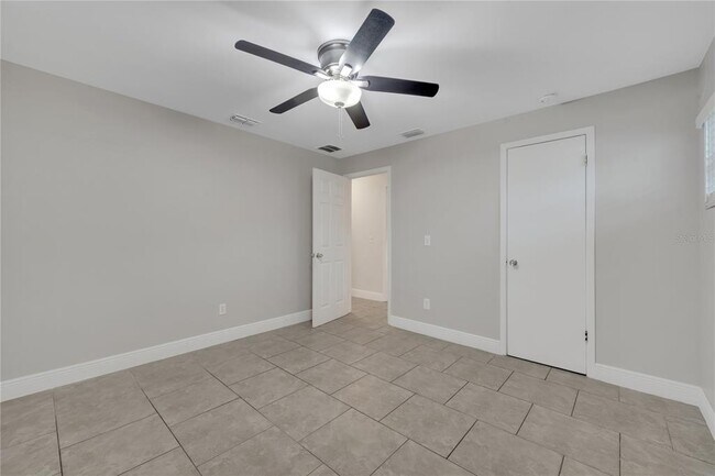 Building Photo - 1395 Meadowbrook St