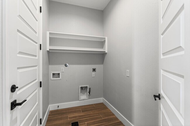 Building Photo - 7007 Longmire Cir