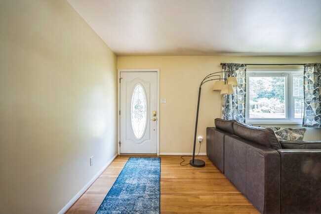 Building Photo - Charming 4 Bedroom Brick Home - Ideal Loca...