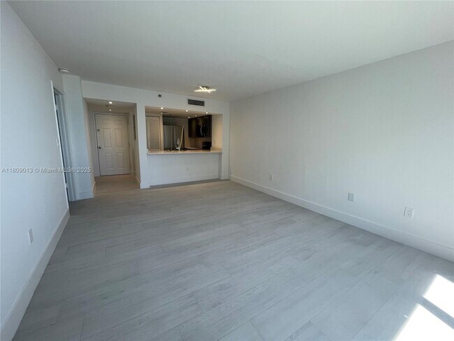 Building Photo - 540 Brickell Key Dr