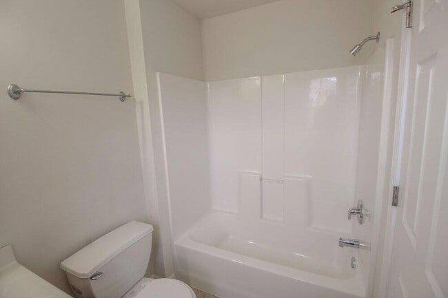 Building Photo - 1932 Center St