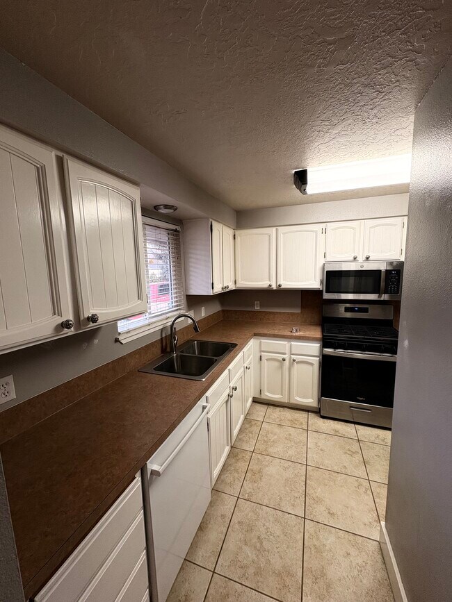 Building Photo - 1405 E Bergeson St