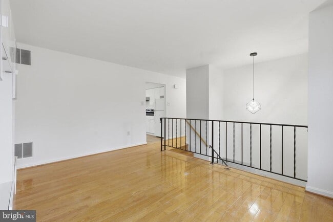 Building Photo - 4904 Hollywood Rd