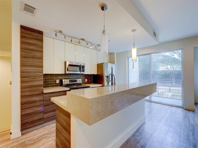 Building Photo - 604 N Bluff Dr