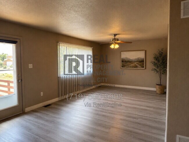 Building Photo - 996 S Palomar Dr