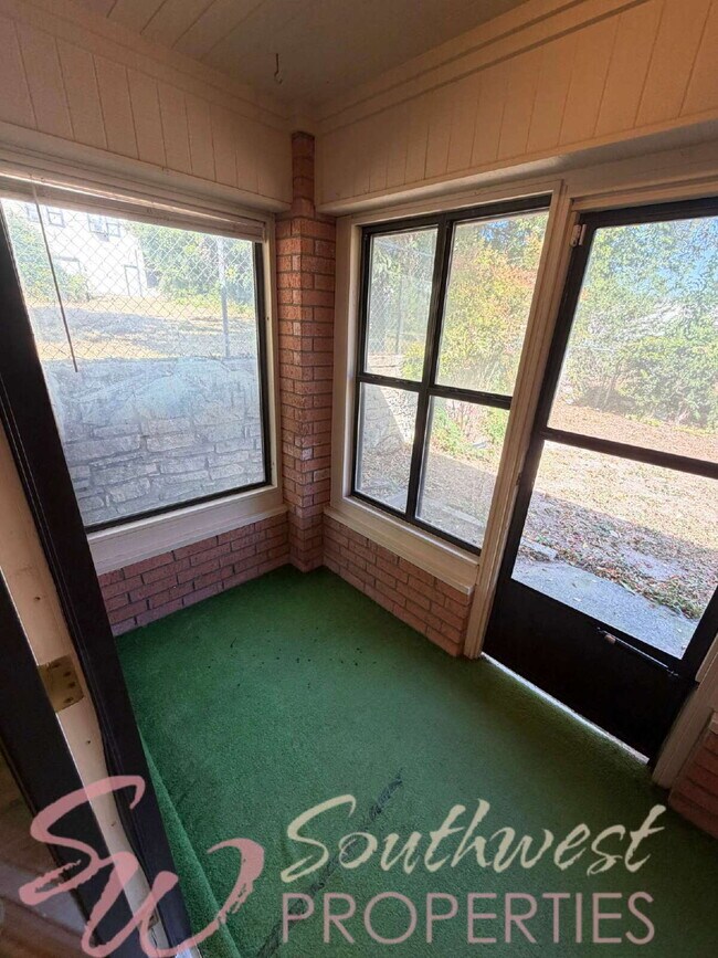 Building Photo - 2 bedroom 2 bath well maintained home close to city park!