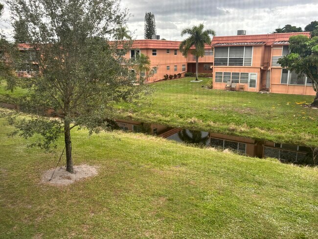 Building Photo - 596 Saxony M