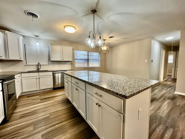 Building Photo - Beautiful 3 Bedroom 2 Bath Home