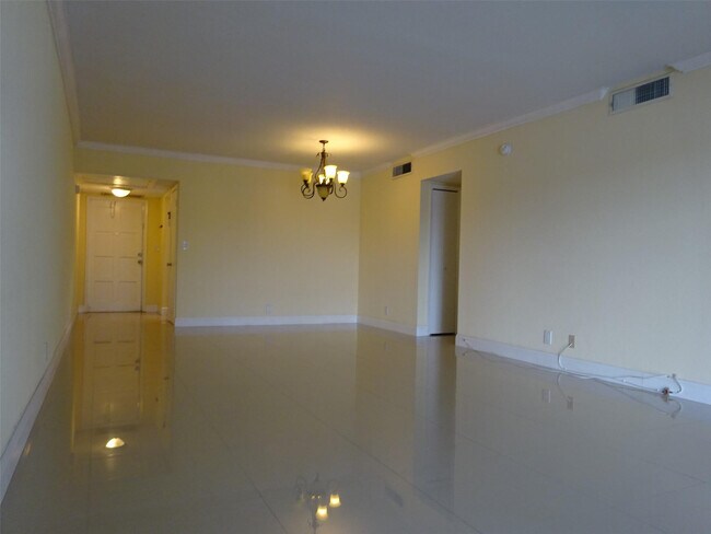 Building Photo - 2801 N Palm Aire Dr