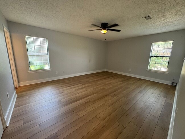 Building Photo - Gulf Breeze - Pineglade - 4 bedroom, 3 bat...