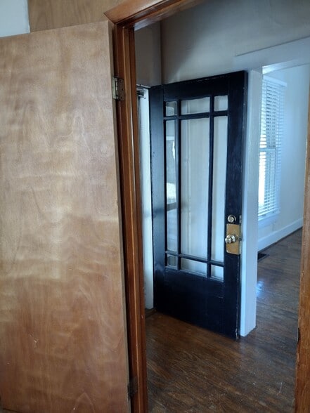 Building Photo - 705 W 13th St