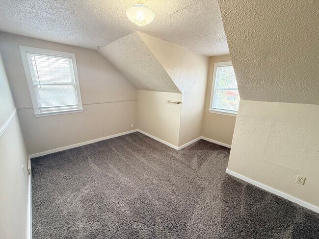 Building Photo - 5BR Home with Fenced Backyard, Firepit & Bonus Space