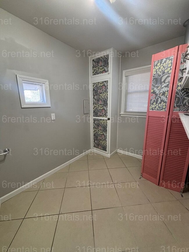 Building Photo - 3 bed 1 1/2 bath house available Now!!