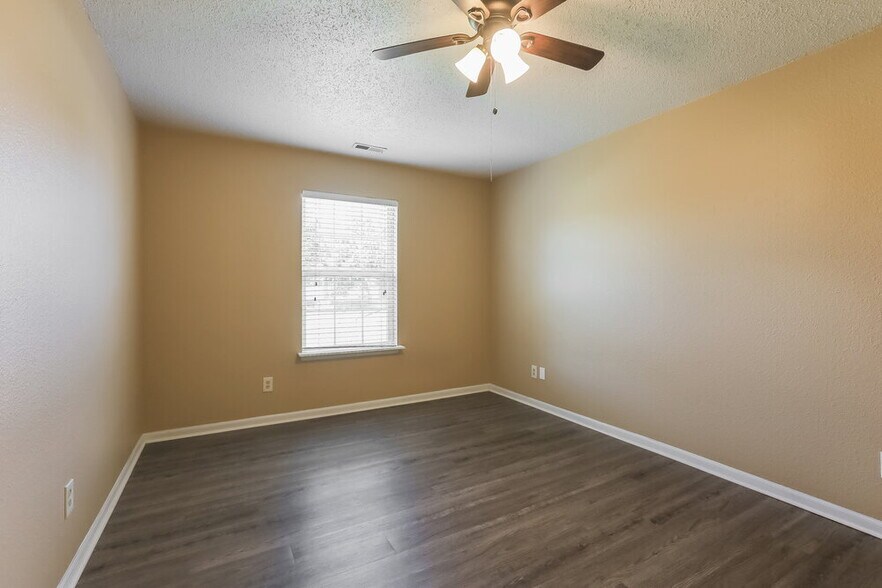 Building Photo - 1418 Green Spring Way