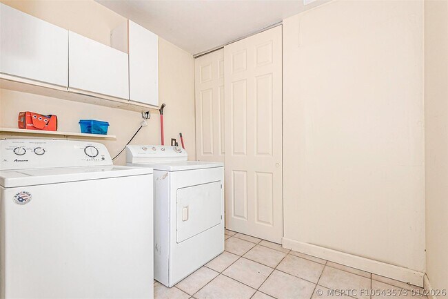 Building Photo - 2581 NE 11th Ct