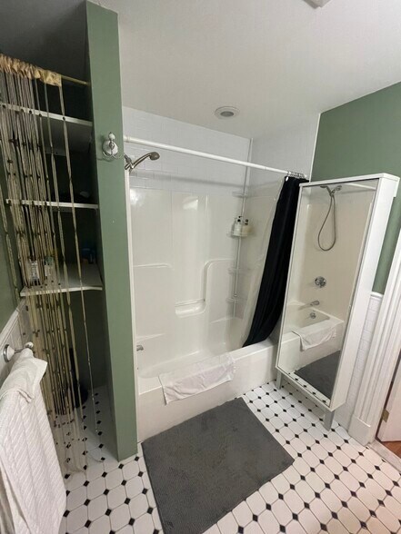 Building Photo - 14 Oak St