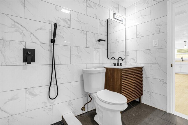 Building Photo - 812 W Miller St