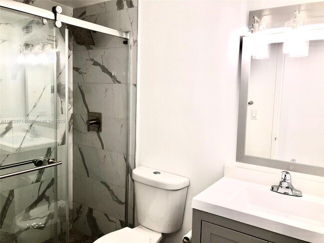Building Photo - 905 Brickell Bay Dr