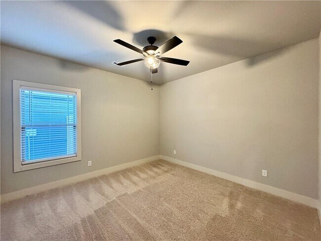 Building Photo - 1015 NE Hts Ln