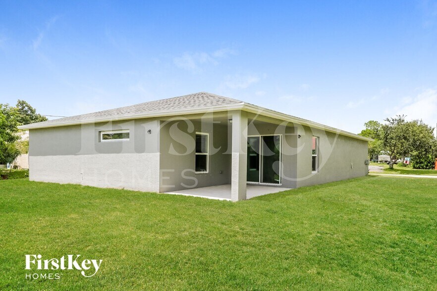 Building Photo - 623 SW Homeland Rd