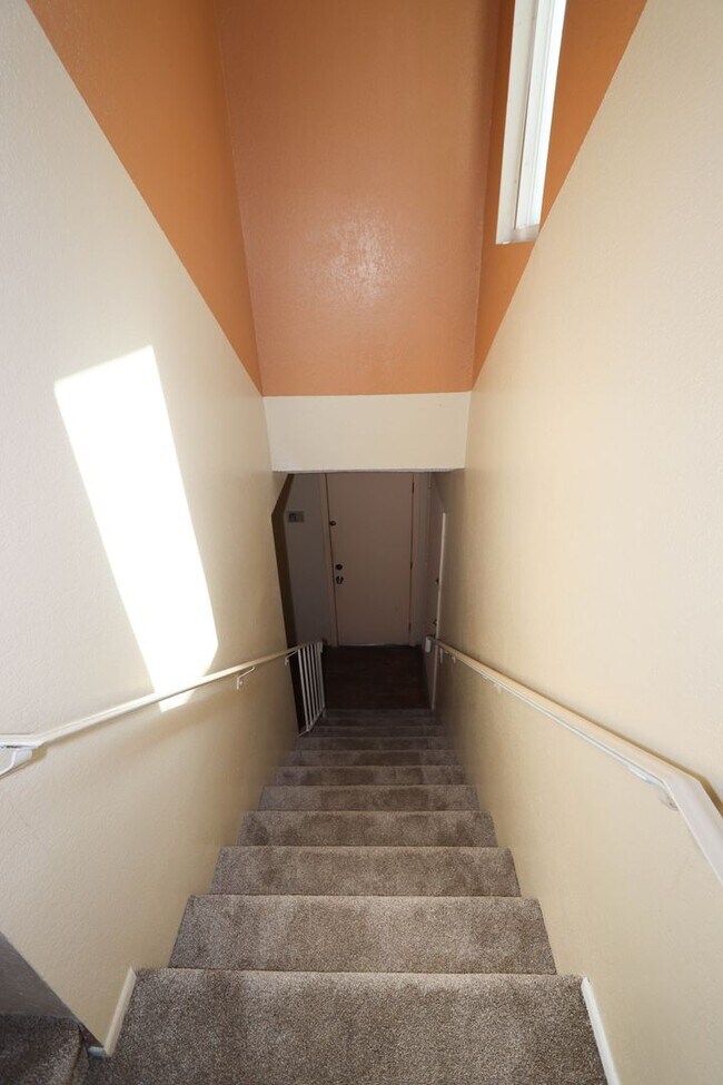 Building Photo - **24210 Sylvan Glen Rd #F Diamond Bar** 2 bedroom 2 bath Townhouse !!