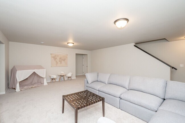 Building Photo - 4 Bed 3 Bath Single Family Home