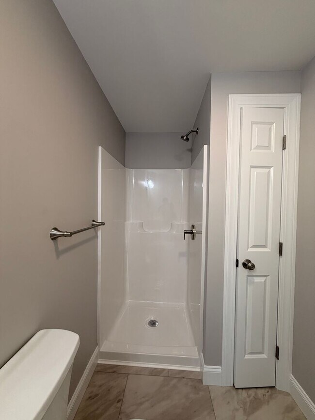 Building Photo - Brand New spacious Studio available in a great location.