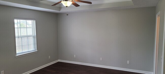 Building Photo - 810 E 24th St