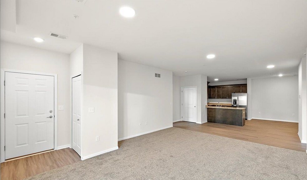 Building Photo - 8280 Heywood Cir