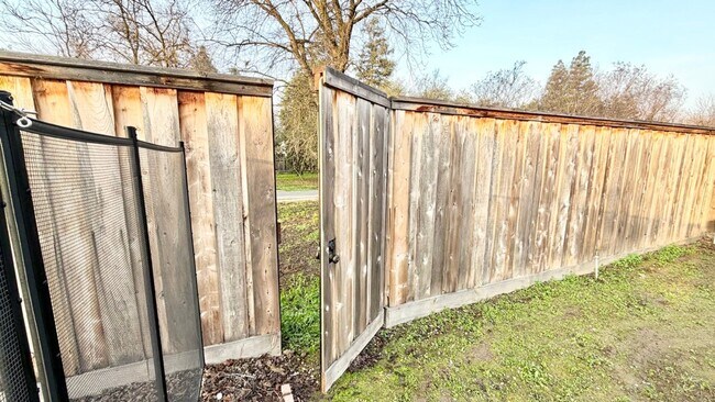 Building Photo - $2,550 Peach & Alluvial, Pool + Clovis Trail Access | W. Fallbrook Ave, Clovis