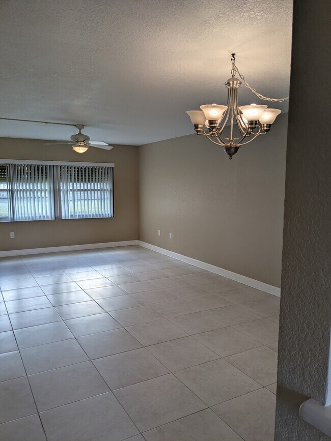 Building Photo - 4575 Cove Cir