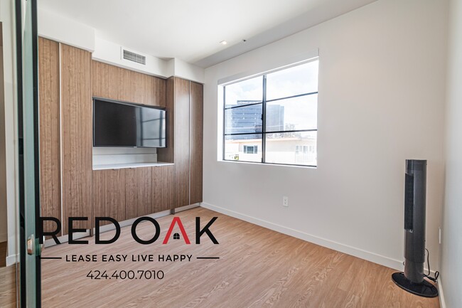 Building Photo - 11649 1/2 Mayfield Ave-6D