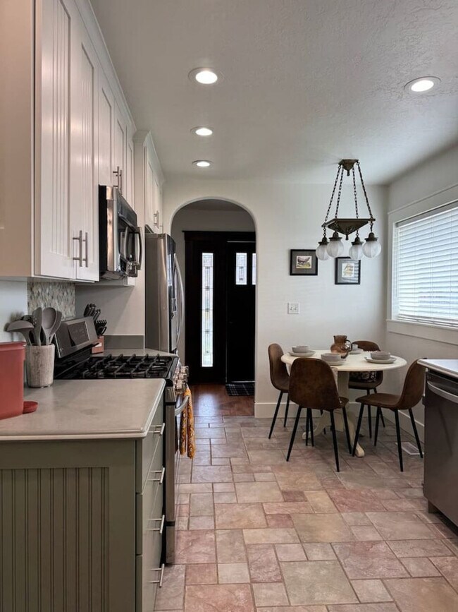 Building Photo - 3076 Melbourne St