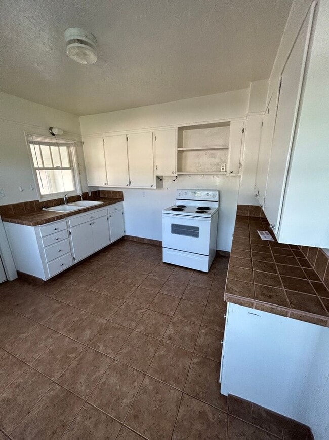 Building Photo - 2 bedroom 1 bath super cute cottage / Less than a mile from Northwest Nazarene, great location!